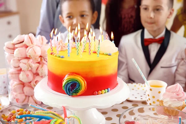 Lindos Niños Celebrando Cumpleaños Mesa Interior —  Fotos de Stock