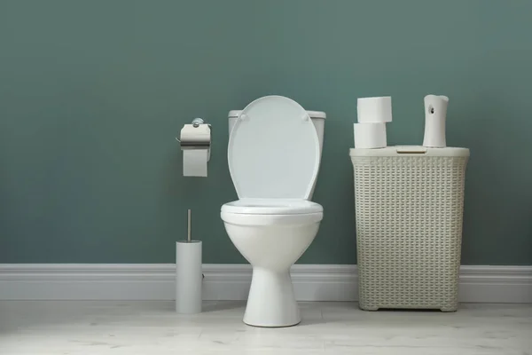 Μπάνιο Αυτόματο Σύστημα Αρωματισμού Χώρου Στον Τοίχο — Φωτογραφία Αρχείου