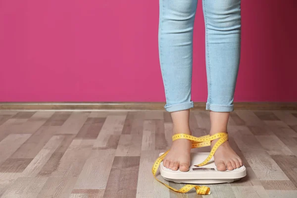 Γυναίκα Δεμένα Πόδια Μέτρησης Βάρους Της Χρησιμοποιώντας Κλίμακες Στο Πάτωμα — Φωτογραφία Αρχείου
