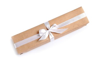 Güzel hediye kutusu beyaz arka plan, üstten görünüm üzerinde sarılı