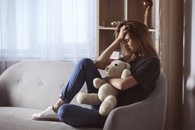 Yalnız kadın evde depresyon