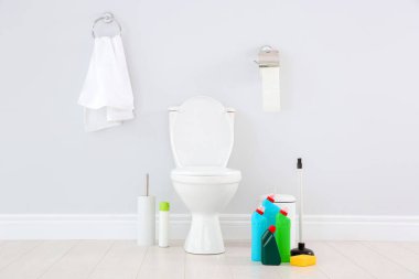 Seramik Klozet, deterjan ve temizlik malzemeleri modern banyo içinde şişe