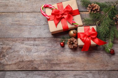 Hediye kutuları ve Noel dekorasyonları ahşap arka plan, üstten görünüm üzerinde güzel kompozisyonu