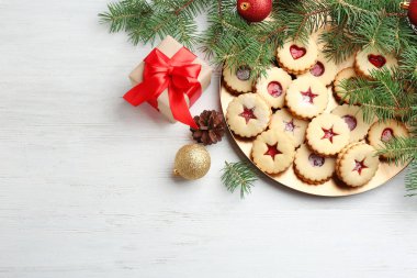 Yılbaşı süsleri ve ahşap arka plan, üstten görünüm üzerinde tatlı reçel ile lezzetli Linzer tanımlama