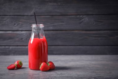 Şişe lezzetli çilek güler yüzlü tablo ile