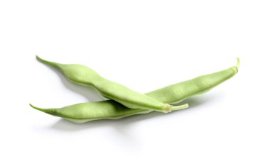 Beyaz arkaplanda taze yeşil fasulye