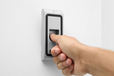 Genç adam kapalı korku sistem üstünde parmak izi tarayıcı tuşuna basarak