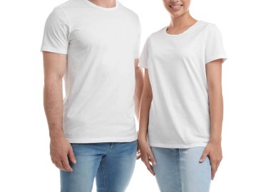 Beyaz arka plan üzerinde genç çift t-shirtler içinde. Mockup tasarım için