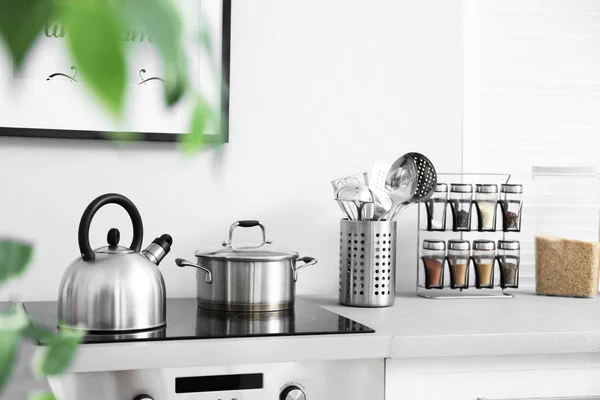 Сучасний Інтер Кухні Новими Меблями Різним Посудом — стокове фото