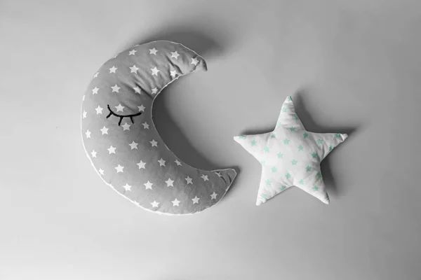 Weiche Dekorative Kissen Form Von Mond Und Stern Auf Hellem — Stockfoto