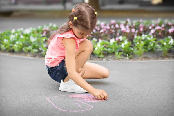 Kleines Kind Zeichnet Herz Mit Kreide Auf Asphalt — Stockfoto