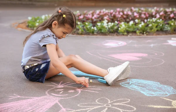 Petit Dessin Enfant Craie Colorée Sur Asphalte — Photo