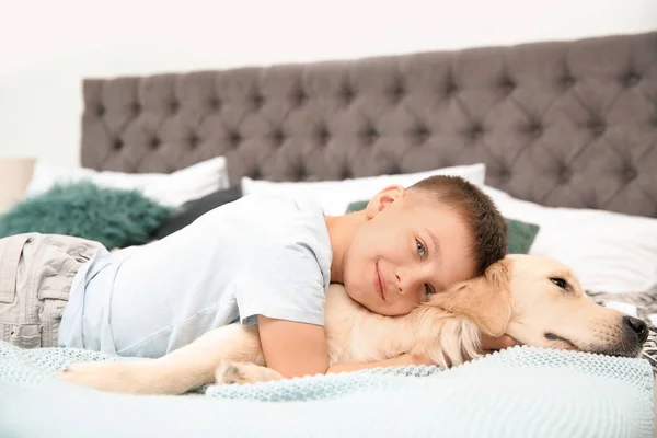 Niedliches Kleines Kind Mit Seinem Haustier Hause Bett — Stockfoto