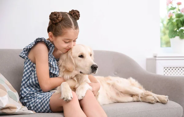 Criança Bonito Com Seu Animal Estimação Sofá Casa — Fotografia de Stock