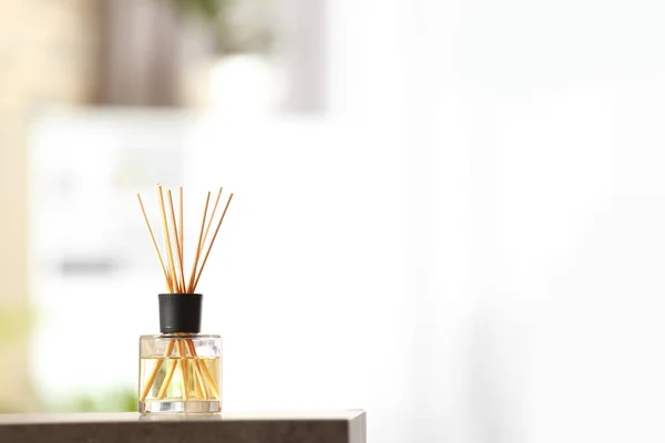 Ambientador Caña Aromática Sobre Mesa Sobre Fondo Borroso — Foto de Stock