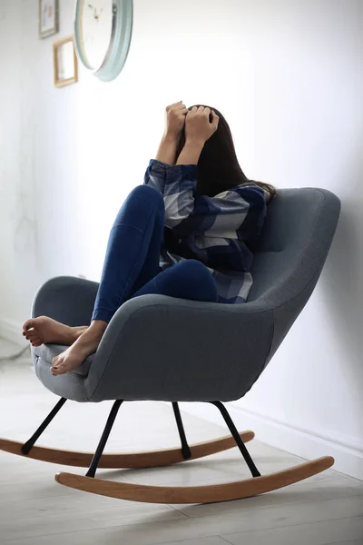 Mujer Joven Deprimida Mecedora Cerca Pared Luz — Foto de Stock