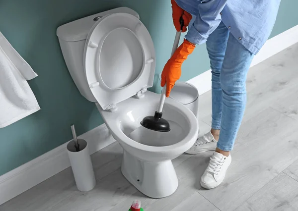 Vrouw Schoonmaken Van Pot Badkamer — Stockfoto