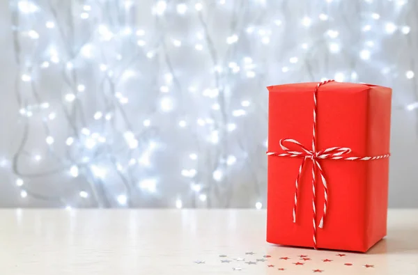 Presente Natal Mesa Contra Fundo Desfocado — Fotografia de Stock