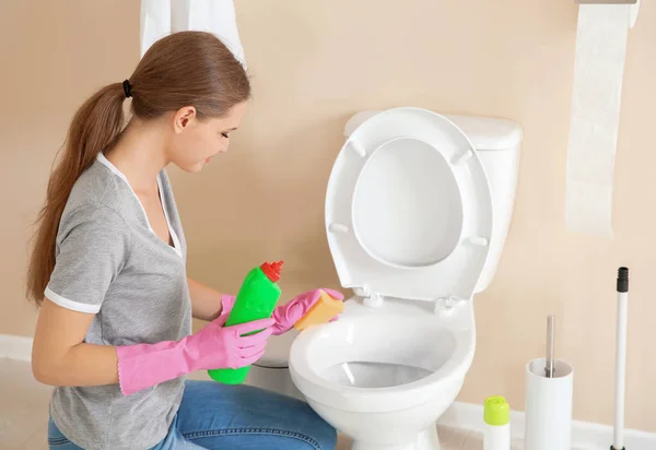 Vrouw Schoonmaken Van Pot Badkamer — Stockfoto