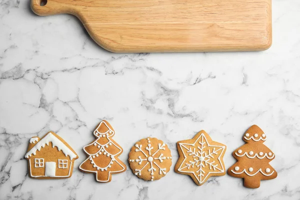 Leckere Hausgemachte Weihnachtsplätzchen Und Brettchen Auf Dem Tisch Draufsicht — Stockfoto