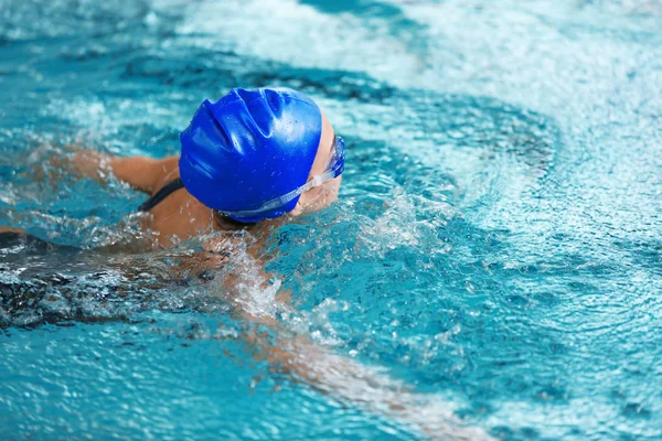 Νεαρή Γυναίκα Αθλητικών Κολύμπι Στην Πισίνα — Φωτογραφία Αρχείου
