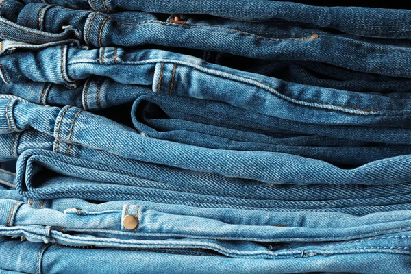 Farklı Renklerde Arka Plan Olarak Yığılmış Kot Pantolon — Stok fotoğraf