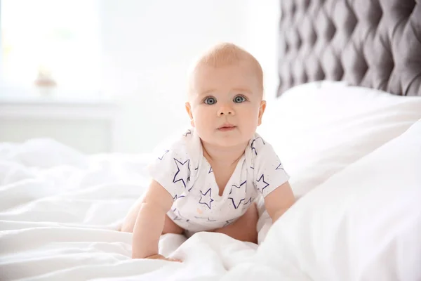 Niedliches Kleines Baby Krabbelt Hause Auf Dem Bett — Stockfoto