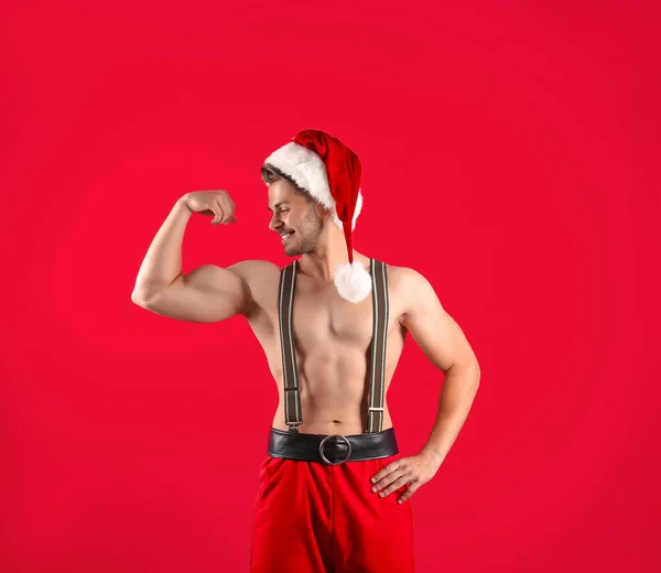 Shirtless Joven Santa Claus Con Cuerpo Sexy Fondo Color —  Fotos de Stock