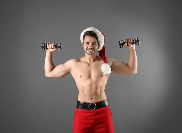 Shirtless Sexy Joven Santa Claus Con Mancuernas Fondo Color —  Fotos de Stock