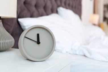 Analog alarm saat tablo yatak odasında. Günün saati