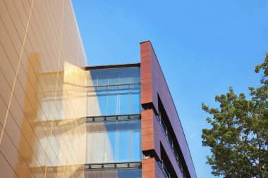 Güzel güneşli günde bina. Modern mimari tasarım