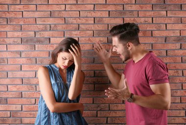 Genç çift yakınındaki duvara tartışmayı. İlişki sorunları