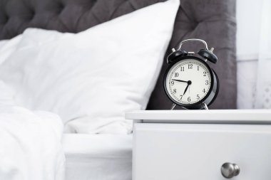 Analog alarm saat tablo yatak odasında. Günün saati