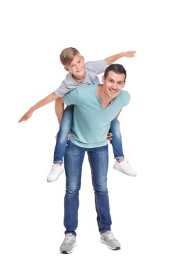 Beyaz arka plan üzerinde çocuk ile baba. Mutlu bir aile