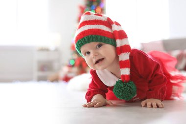 Yılbaşı kostüm katta evde şirin bebek