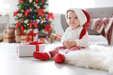 Noel Baba şapkası katta evde şirin bebek. Noel kutlamaları