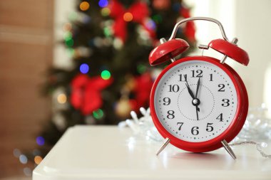 Kırmızı alarm clock ve arka plan üzerinde Noel ağacı. Kutlama zamanı