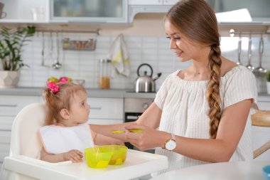 Anne mutfakta sağlıklı gıda ile onun küçük bebek beslenme