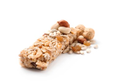 Tahıl gevreği bar ve beyaz zemin üzerine fındık. Sağlıklı snack