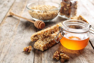 Ev yapımı Tahıl tahıl barlar ve ahşap masa tatlım. Sağlıklı snack