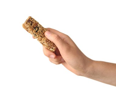 Tahıl gevreği bar beyaz arka plan üzerinde tutan kadın. Sağlıklı snack