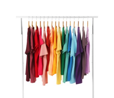Birçok t-shirt sipariş gökkuşağı renkleri beyaz arka plan üzerinde asılı
