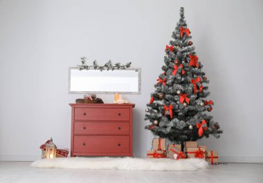 Şık salon iç dekore edilmiş Noel ağacı