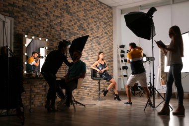 Profesyonel takım fotoğraf stüdyosu modeli ile çalışma