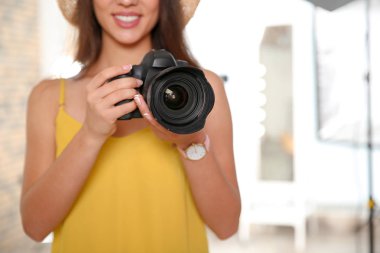 Kamera ile fotoğraf stüdyosu profesyonel fotoğrafçı