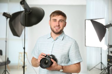 Kamera ile fotoğraf stüdyosu profesyonel fotoğrafçı