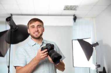 Kamera ile fotoğraf stüdyosu profesyonel fotoğrafçı