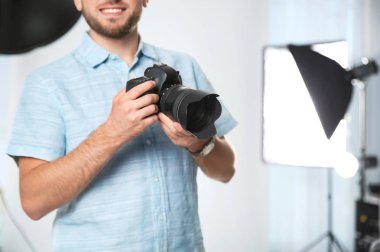 Kamera ile fotoğraf stüdyosu profesyonel fotoğrafçı