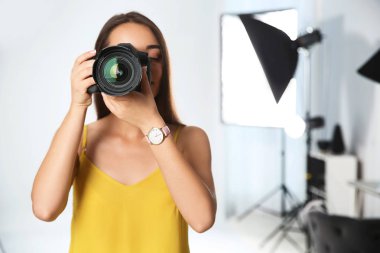 Kamera ile fotoğraf stüdyosu profesyonel fotoğrafçı