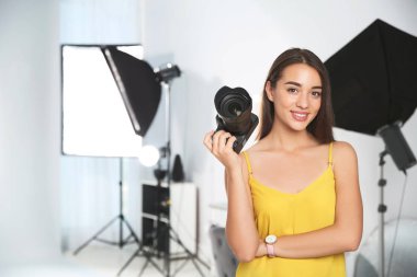 Kamera ile fotoğraf stüdyosu profesyonel fotoğrafçı